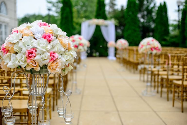 Crafting the Wedding of Your Dreams Without Breaking the Bank